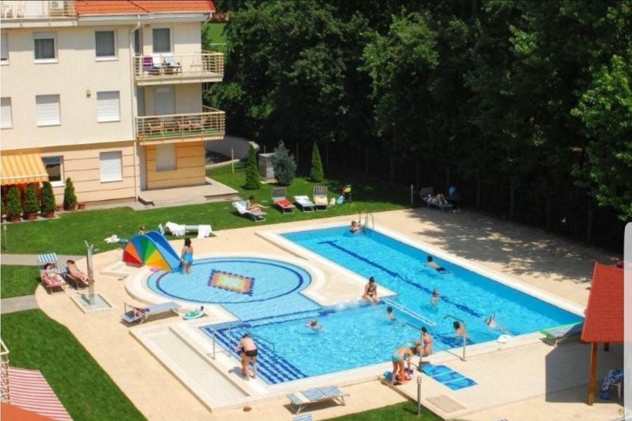 Paris-Lux. Apartment Hajduszoboszlo Ngoại thất bức ảnh